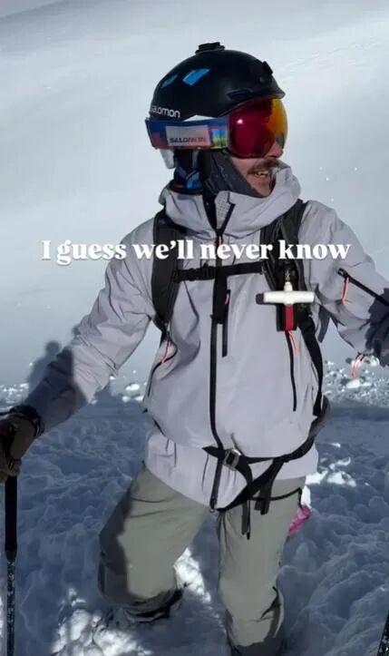 v体育首页-老哥滑雪时发现雪里伸出一只脚！最终在活埋前把人挖出，惊险...