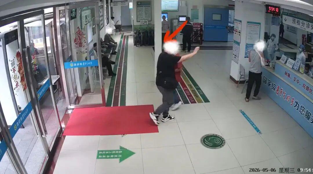 v体育娱乐官网-广州一男子胸痛捂着胸口独自就医,8分钟后正准备进手术室时突然心跳呼吸骤停!医生提醒:一定不要拖延