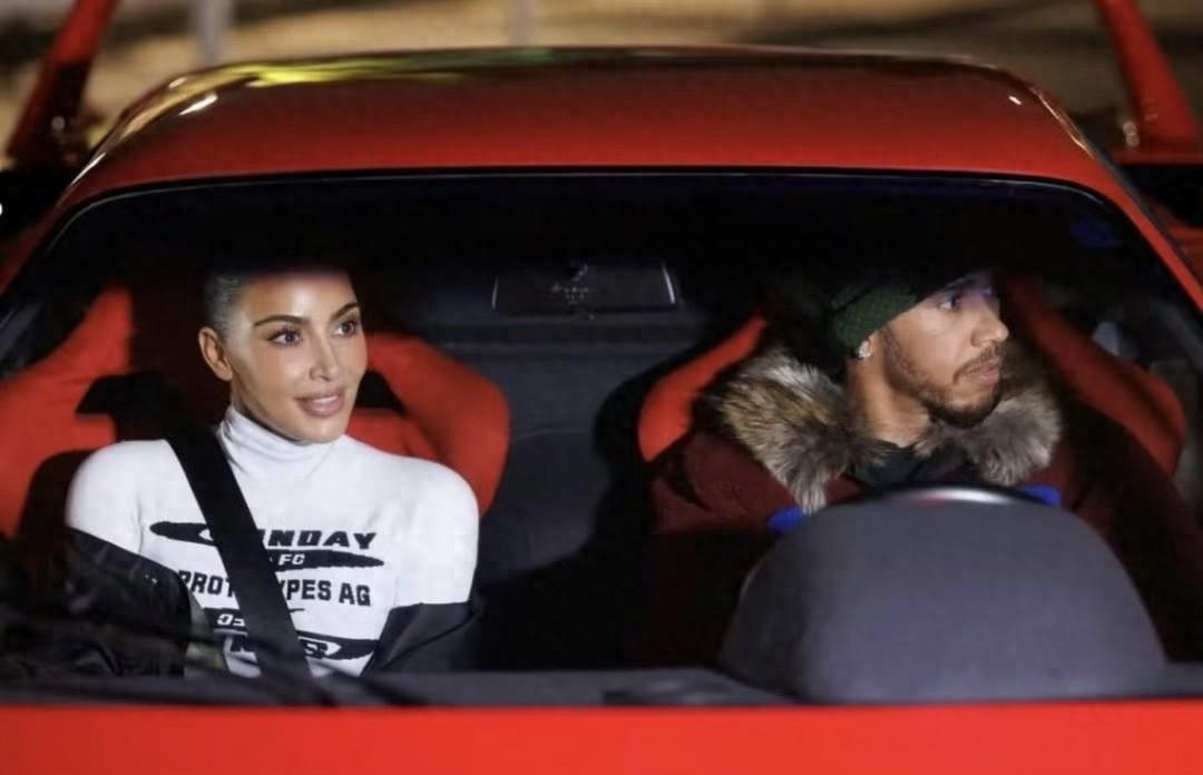 相当于官宣了！汉密尔顿东京漂移 卡戴珊端坐副驾